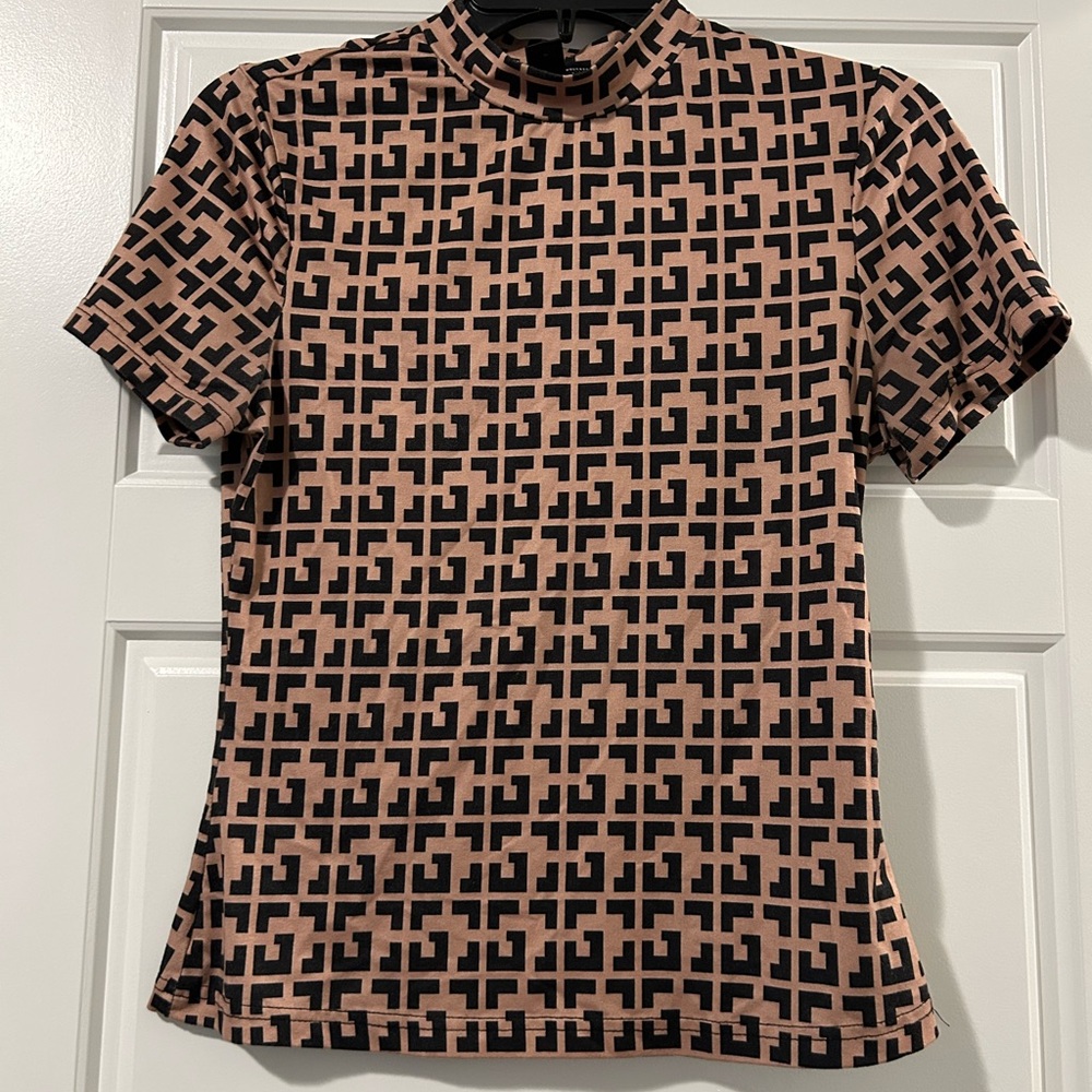 Geometric Patterned Short Sleeve Top